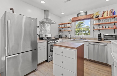 Deep Hole House | Beach Bungalow - Pet friendly cottage w/Amazing views!