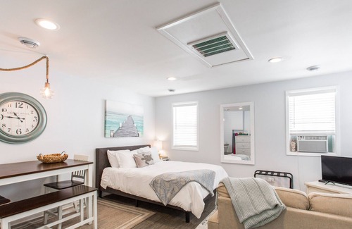 Fox Lake House | Beach Bungalow Getaway ★ Recharge, Refresh, Renew