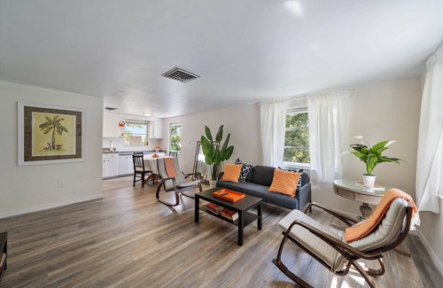 Laurel House | Beach Duplex 2 Units Together .7 Mi From Beach