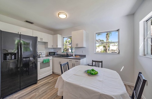 Laurel House | Beach Duplex 2 Units Together .7 Mi From Beach