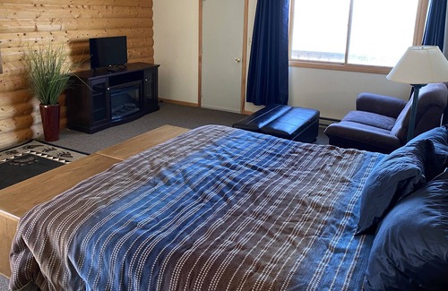 Happy Valley Cabin | Beach Front Alaskan Lodge with 10 rooms!