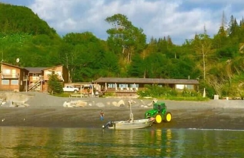 Happy Valley Cabin | Beach Front Alaskan Lodge with 10 rooms!