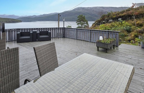 Hardangerfjord House | Beach front home in Omastrand