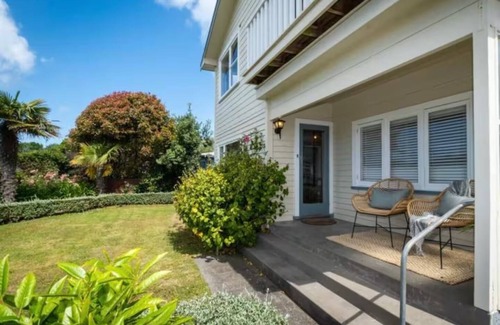 Te Awanga House | Beach front home stay