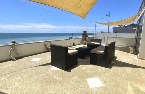 Manta Condo | Beach front western standards 2b/2b for your enjoyment!