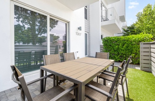Pompano Beach House | Beach Getaway | 4BR w/Balconies | Steps from Sand