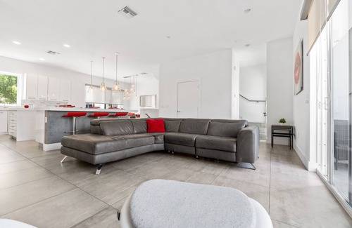 Pompano Beach House | Beach Getaway | 4BR w/Balconies | Steps from Sand