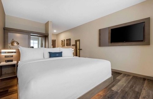 Lauderdale Beach Hotel | Beach Getaway! Stylish Unit, Steps to Beach, Pool, Valet Parking