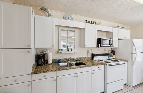 Laguna Beach Cottage | Beach getaway 100 yards from the beach.