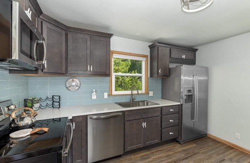 Saugatuck Cottage | Beach Glass Block From Heart of Saugatuck!