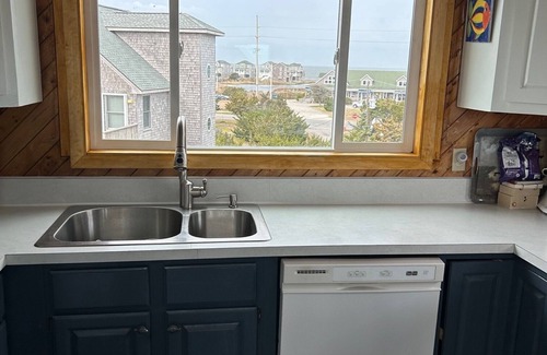 Avon House | BEACH HAPPY Large Beach House with BODACIOUS VIEWS OF OCEAN AND SOUND