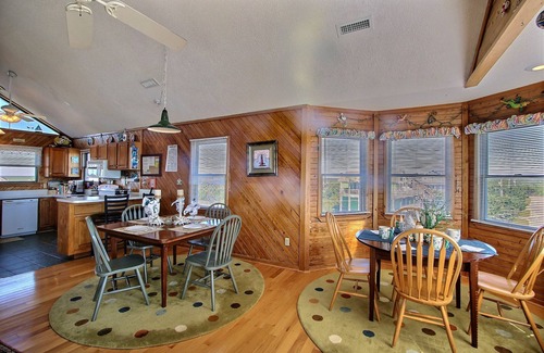 Avon House | BEACH HAPPY Large Beach House with BODACIOUS VIEWS OF OCEAN AND SOUND