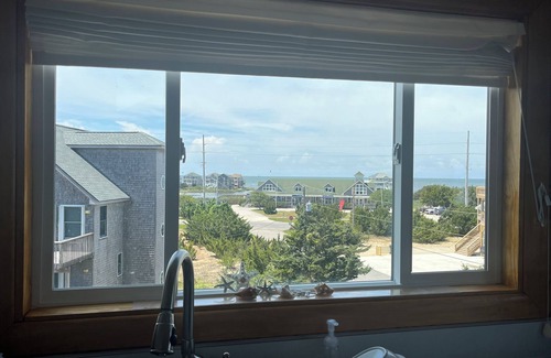 Avon House | BEACH HAPPY Large Beach House with BODACIOUS VIEWS OF OCEAN AND SOUND