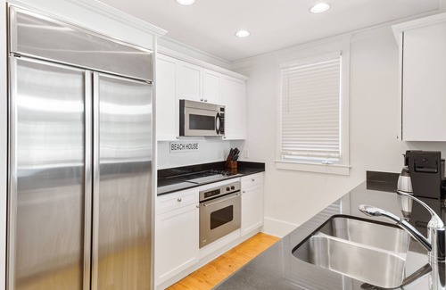 Beach District Condo | Beach Hat/2 Min Walk to Beach/On Town Square/Gulf View/2 Bikes