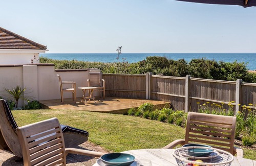 West Bexington Cottage | BEACH HAVEN, pet friendly, country holiday cottage in West Bexington