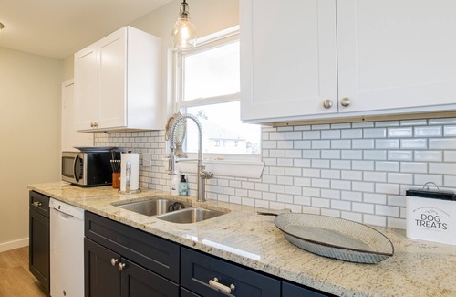 Villa Segunda House | Beach Home - Game Room - Private Pool - 5 min walk to beaches - Pet friendly