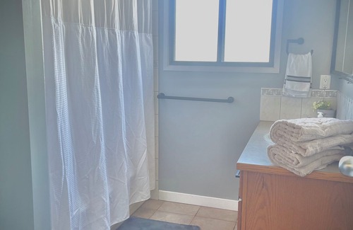 South Pandosy House | Beach house bungalow, pet friendly