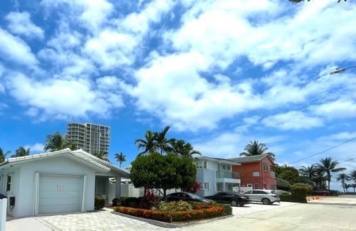 Hollywood House | Beach House in Hollywood, steps the the shore!