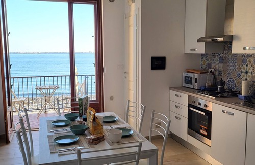 Cannittello House | Beach house over the sand with an amazing view of Sicily