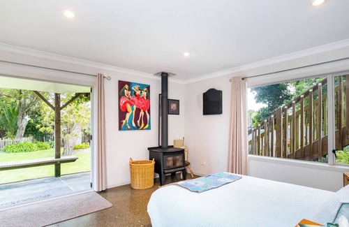 Te Awanga House | Beach House - pet Friendly - Ample Room for 2 Families - min 15 Night Stay
