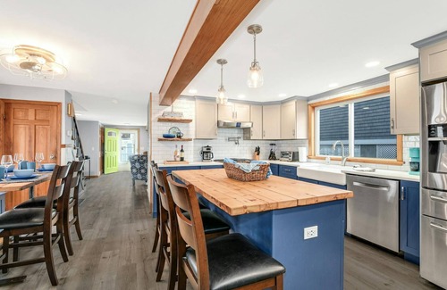 Devon House | Beach House! Walk out door onto the beach! Lots to do nearby! Sapphire Sandbar