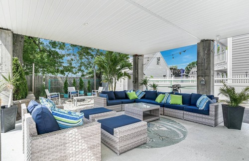 Devon House | Beach House! Walk out door onto the beach! Lots to do nearby! Sapphire Sandbar