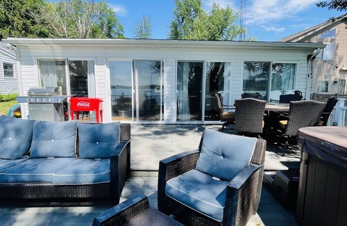 Moscow Cottage | Beach Hut Vibes in this Lake front cottage with hot tub!