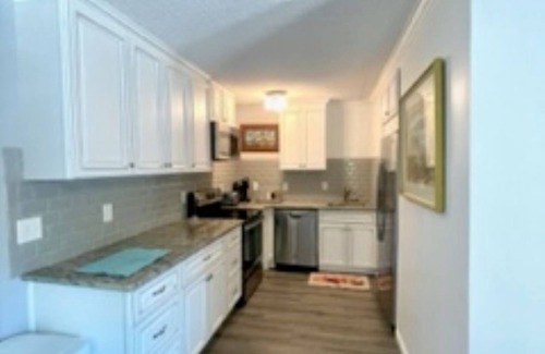 Windy Hill Apartment | Beach Love large 1BR Suite, Saltwater Pool, pets ok, walk to beach, Parking