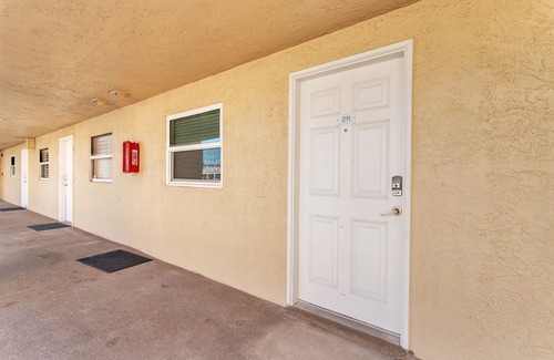 Madeira Beach Condo | Beach Place 211 Gulf Front 3 BR