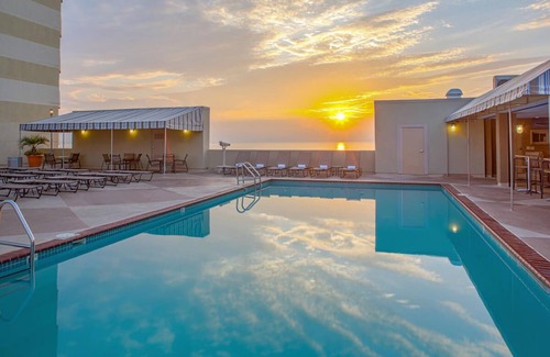 Northeast Virginia Beach Condo | Beach Quarters Resort 4th of 1BR 1BA Oceanfront Sleeps Six