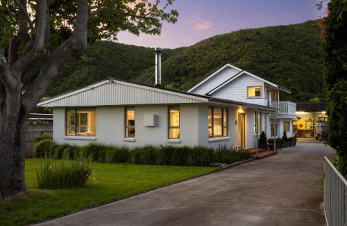Waikawa Bay House | Beach Road Oasis - Waikawa Holiday Home