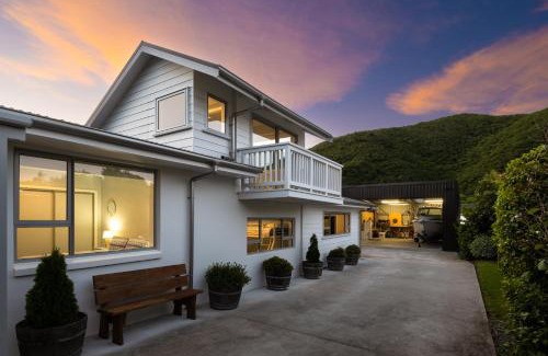 Waikawa Bay House | Beach Road Oasis - Waikawa Holiday Home