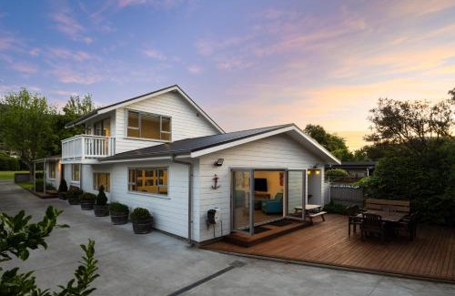 Waikawa Bay House | Beach Road Oasis - Waikawa Holiday Home