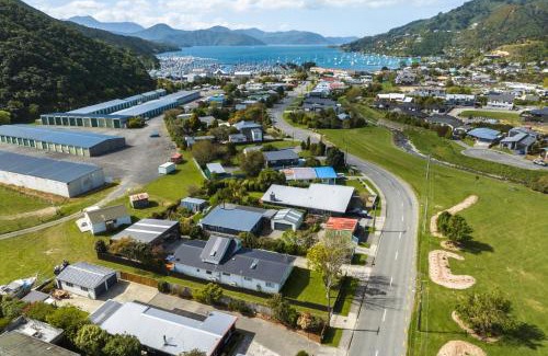Waikawa Bay House | Beach Road Oasis - Waikawa Holiday Home