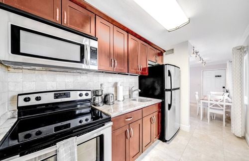 Santa Barbara Estates Apartment | Beach Unit! Walk To Beach & Shops/Restaurants!