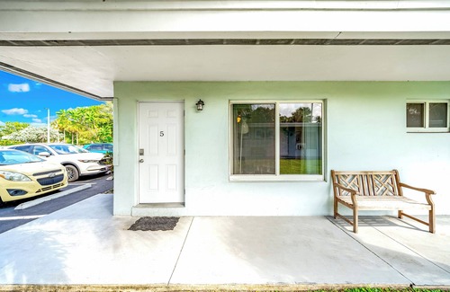Santa Barbara Estates Apartment | Beach Unit! Walk To Beach & Shops/Restaurants!
