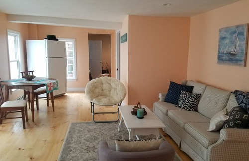 Onset Apartment | Beach Vibes & Fun Colors in the Seashell Suite