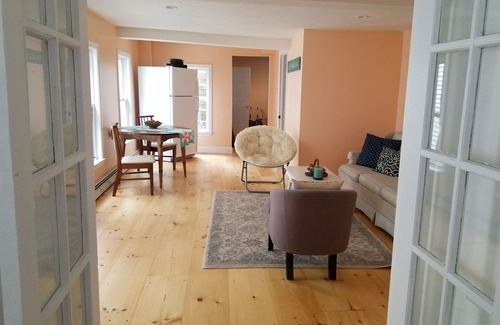 Onset Apartment | Beach Vibes & Fun Colors in the Seashell Suite