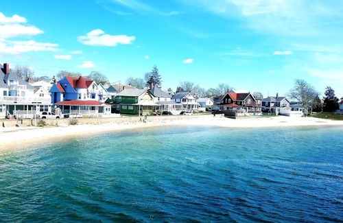 Onset Apartment | Beach Vibes & Fun Colors in the Seashell Suite