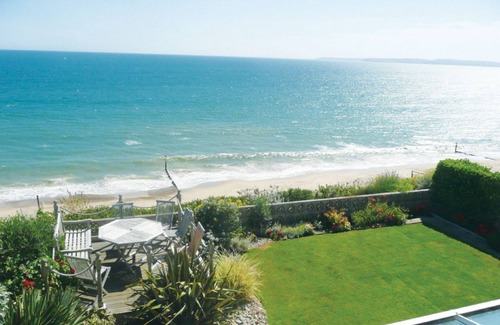 Southbourne House | Beach View, based in a stunning position on the sea front, with stunning coastal scenery
