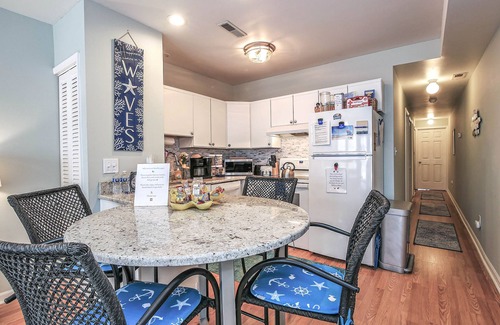 Gold Coast Condo | BeachBlockSeaEscapeš
See Beach Block Paradise VRBO# 2963230 for Reviews~Same Host
