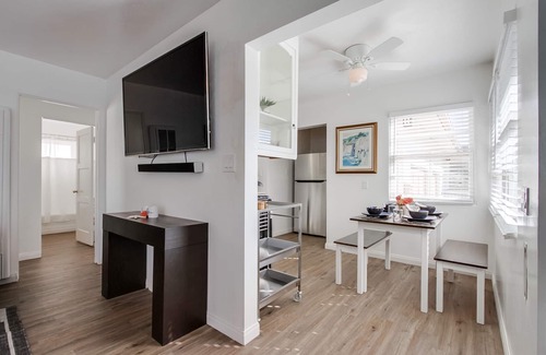 North Pacific Beach Cottage | Beachcomber 1 - just 2 blocks from Tourmaline Beach (LJVRCA)