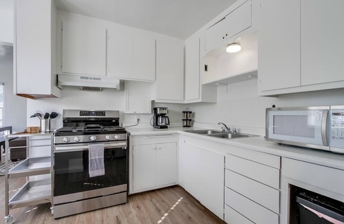 North Pacific Beach Cottage | Beachcomber 1 - just 2 blocks from Tourmaline Beach (LJVRCA)