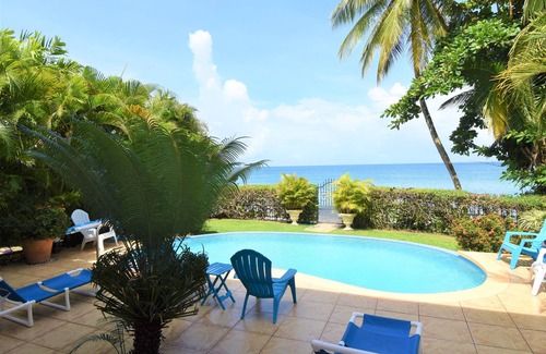 Black Rock House | Beachfront 1 Bedroom Apartment on Courland Bay with Salt Water Pool.