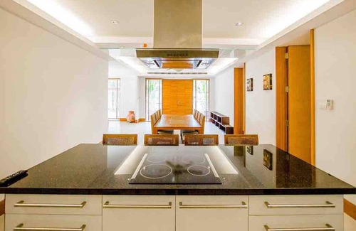 Sa Khu Apartment | Beachfront 3br Luxe, Jacuzzi Pool On Naithon Beach