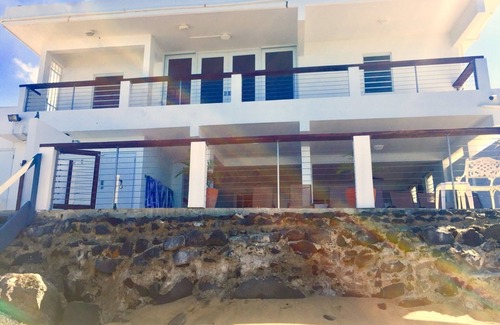 Stella House | ★ Beachfront! ★ AC’d Bdrms/Calm Waters/Walk to Beach Bars & Restaurants.