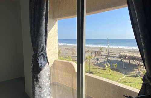 Aquila Villa | Beachfront, AC, Pool, Surf Rio Nexpa, Caleta de Campos, Turtle & Whale Watching