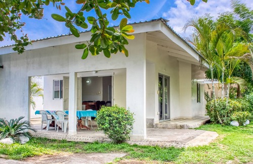 Puntarenas Cottage | Beachfront access & shared pool, just one hour from San José!