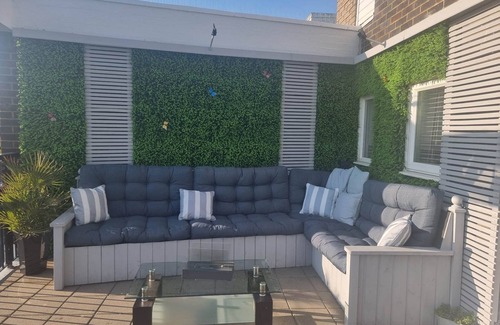 Hastings Apartment | Beachfront apartment with terrace (pet friendly)