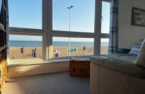 Hastings Apartment | Beachfront apartment with terrace (pet friendly)